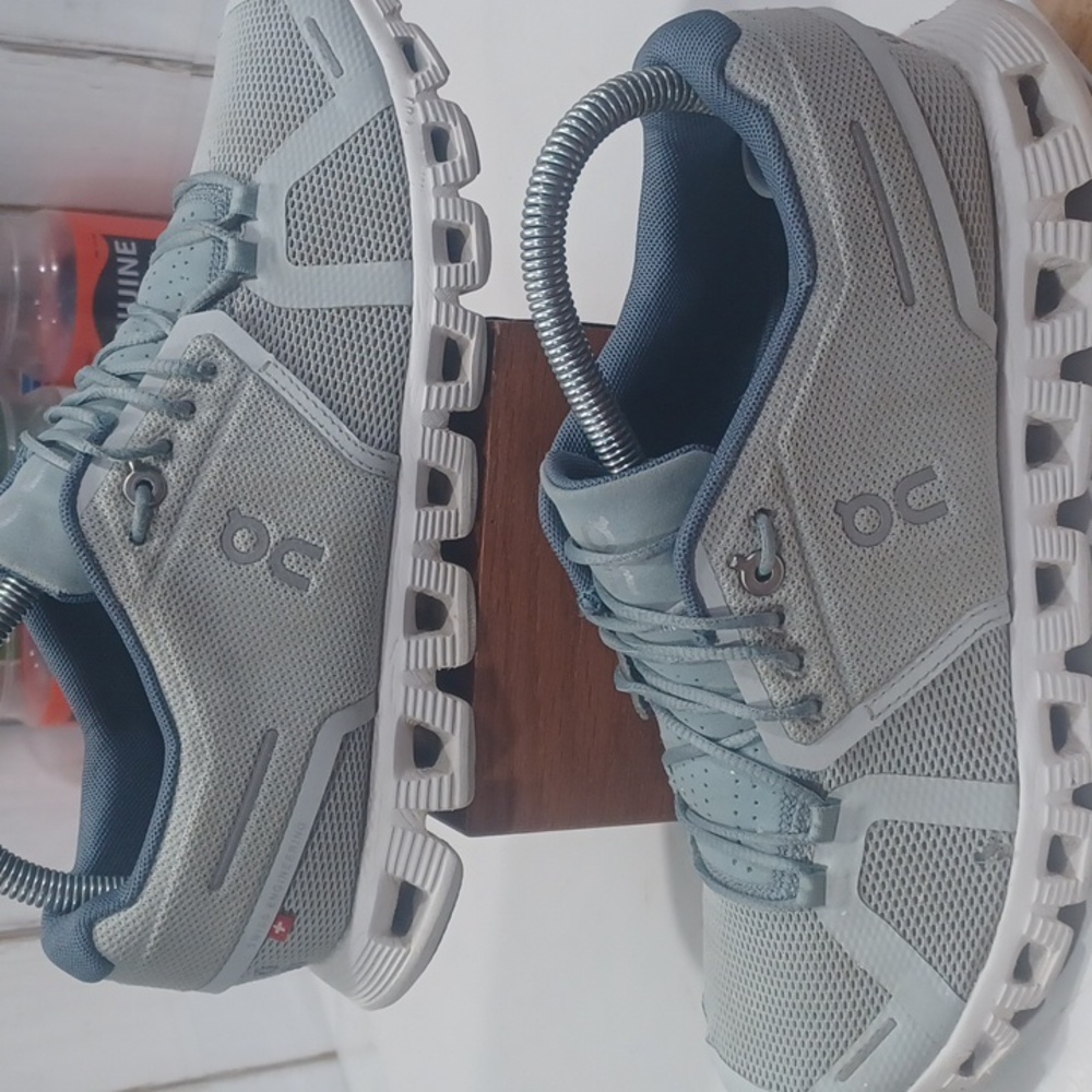 Womens On Cloud size 8. Surf/Cobble